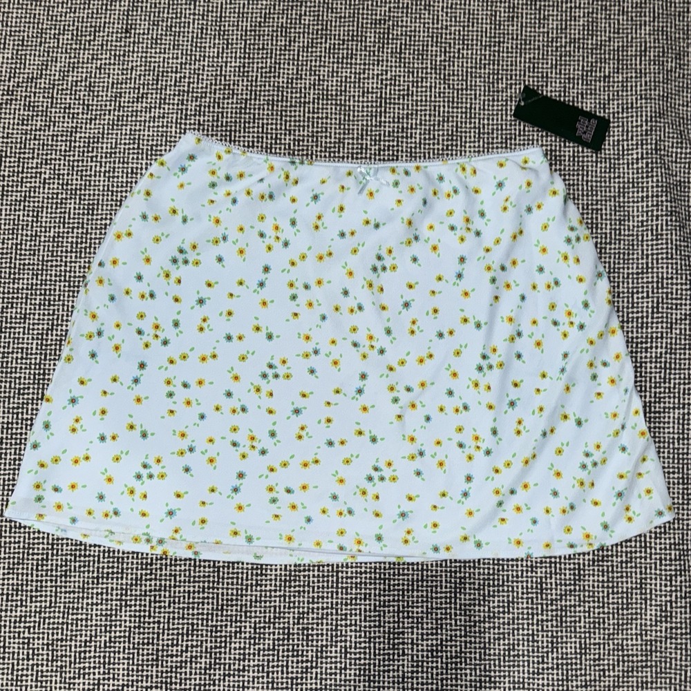 NEW Women's Floral Mini Skirt - Size Large